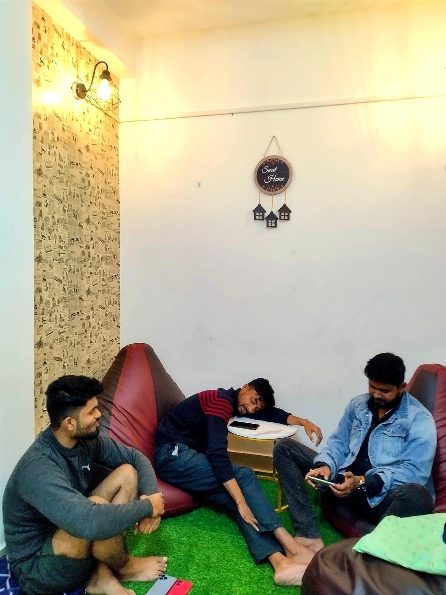 Nomad'S Nest Backpackers Hostel Guwahati Bagian luar foto