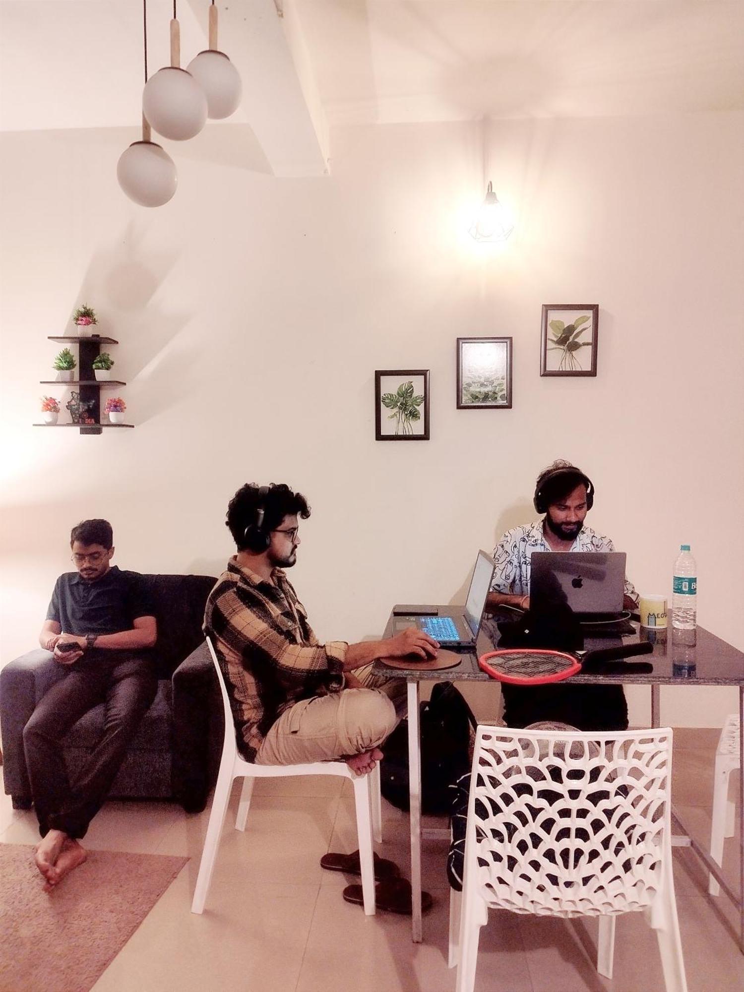 Nomad'S Nest Backpackers Hostel Guwahati Bagian luar foto
